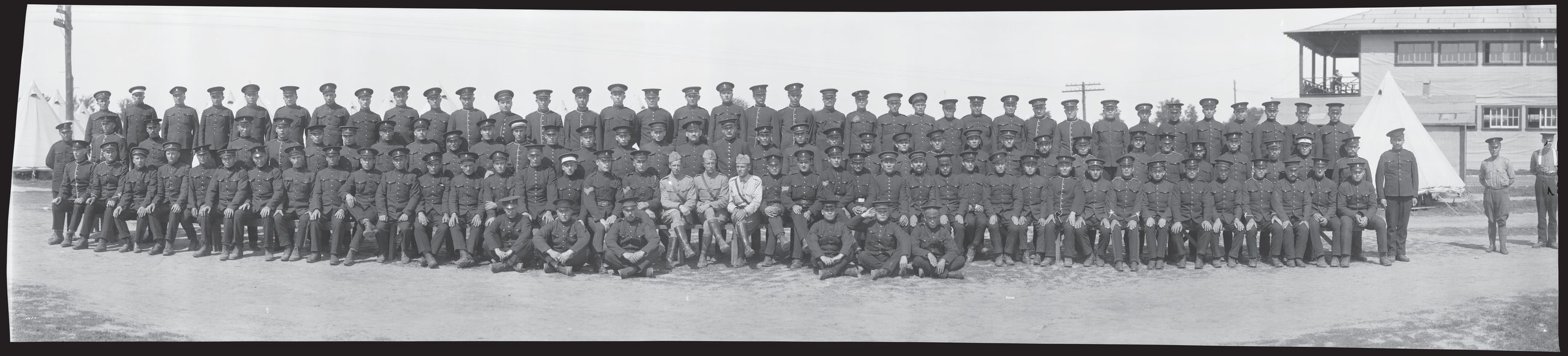 Polscy ochotnicy na placu apelowym w obozie pod Niagarą. W latach 1917–1919 przeszło tędy, pod kanadyjskim dowództwem, 22 395 żołnierzy, z których 20 720 popłynęło do Francji.