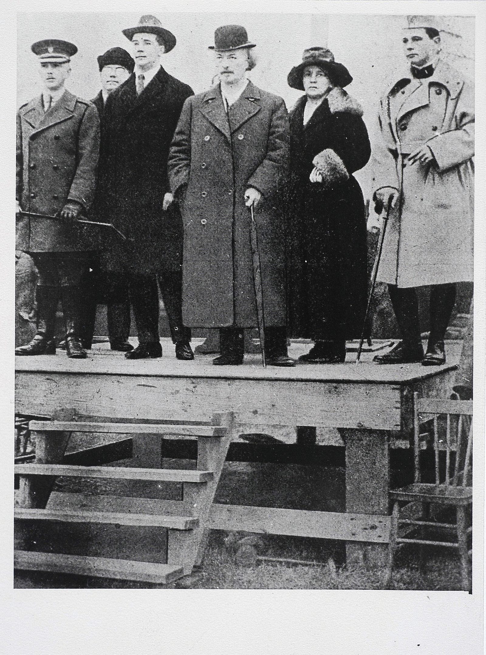 Ignacy Jan Paderewski i Helena Paderewska podczas przeglądu polskich ochotników w Kanadzie. Obóz powstał dzięki usilnym staraniom Paderewskiego.