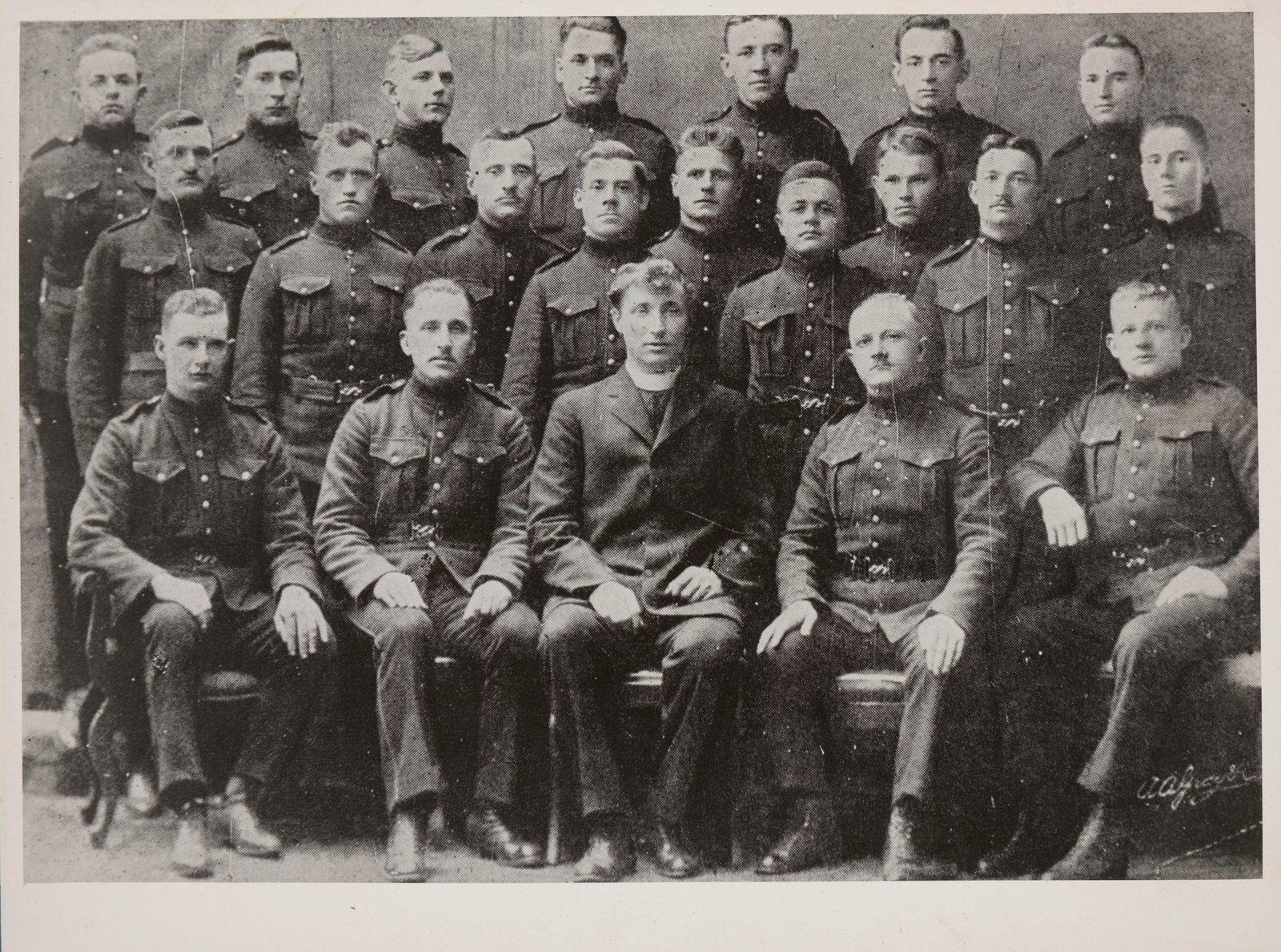 Polscy oficerowie w Szkole Piechoty w Toronto. Wszystko zaczęło się w styczniu 1917 roku od dwudziestu trzech żołnierzy. Do momentu zamknięcia obozu promowano 295 oficerów.