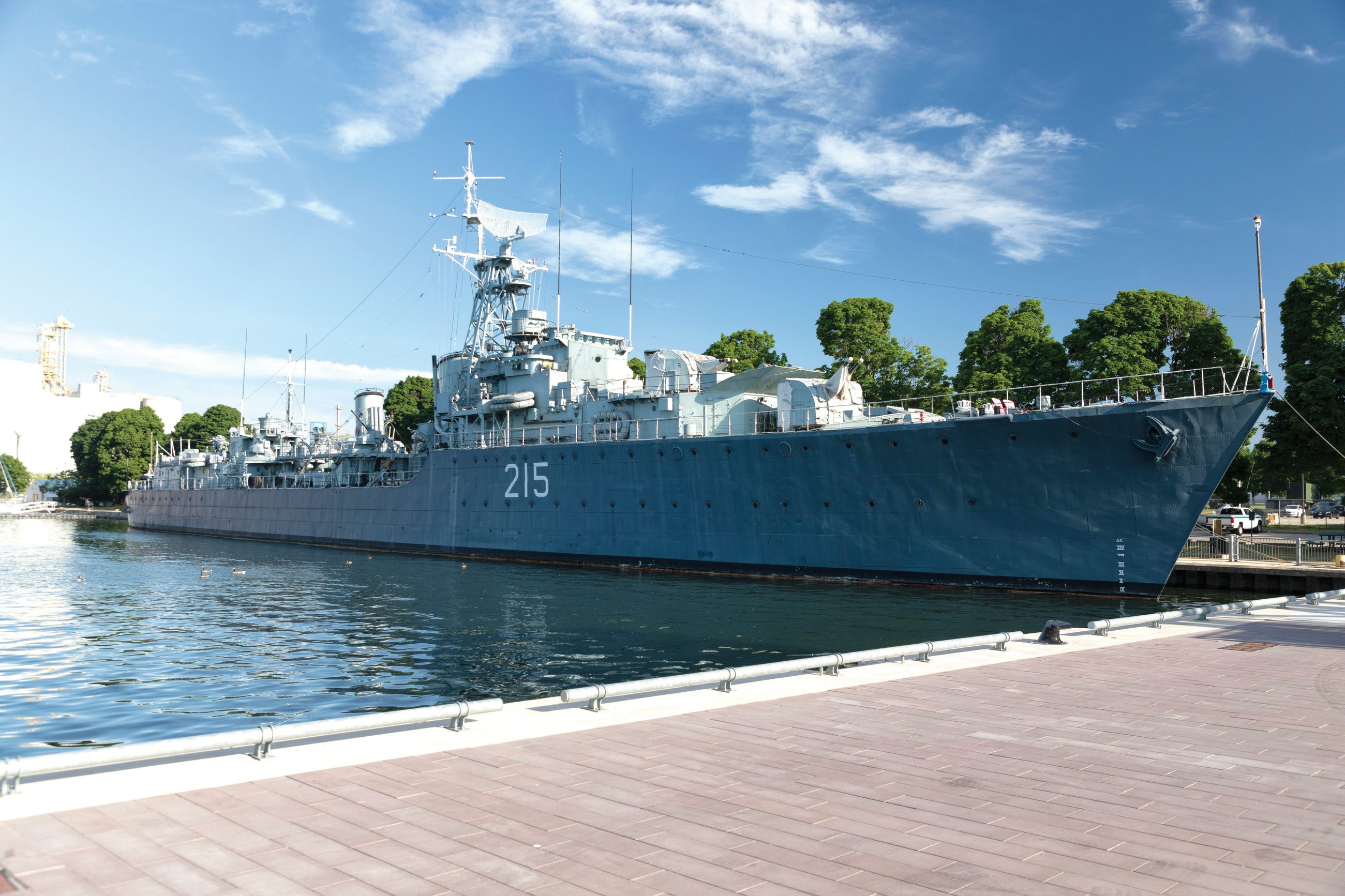 HMCS Haida w Hamilton i ORP „Błyskawica” w Gdyni. Zostały oficjalnie mianowane „okrętami siostrzanymi” w 2006 roku. Stanowią żywy ślad sojuszu polsko-kanadyjskiego i wciąż łączy je formalna więź.