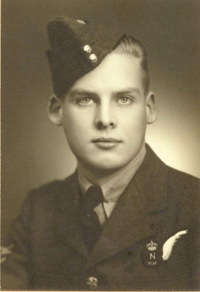 Ppor. George Alfred Chapman z Toronto, nawigator, lat 24. Pochowany w Krakowie wraz ze swoją załogą.