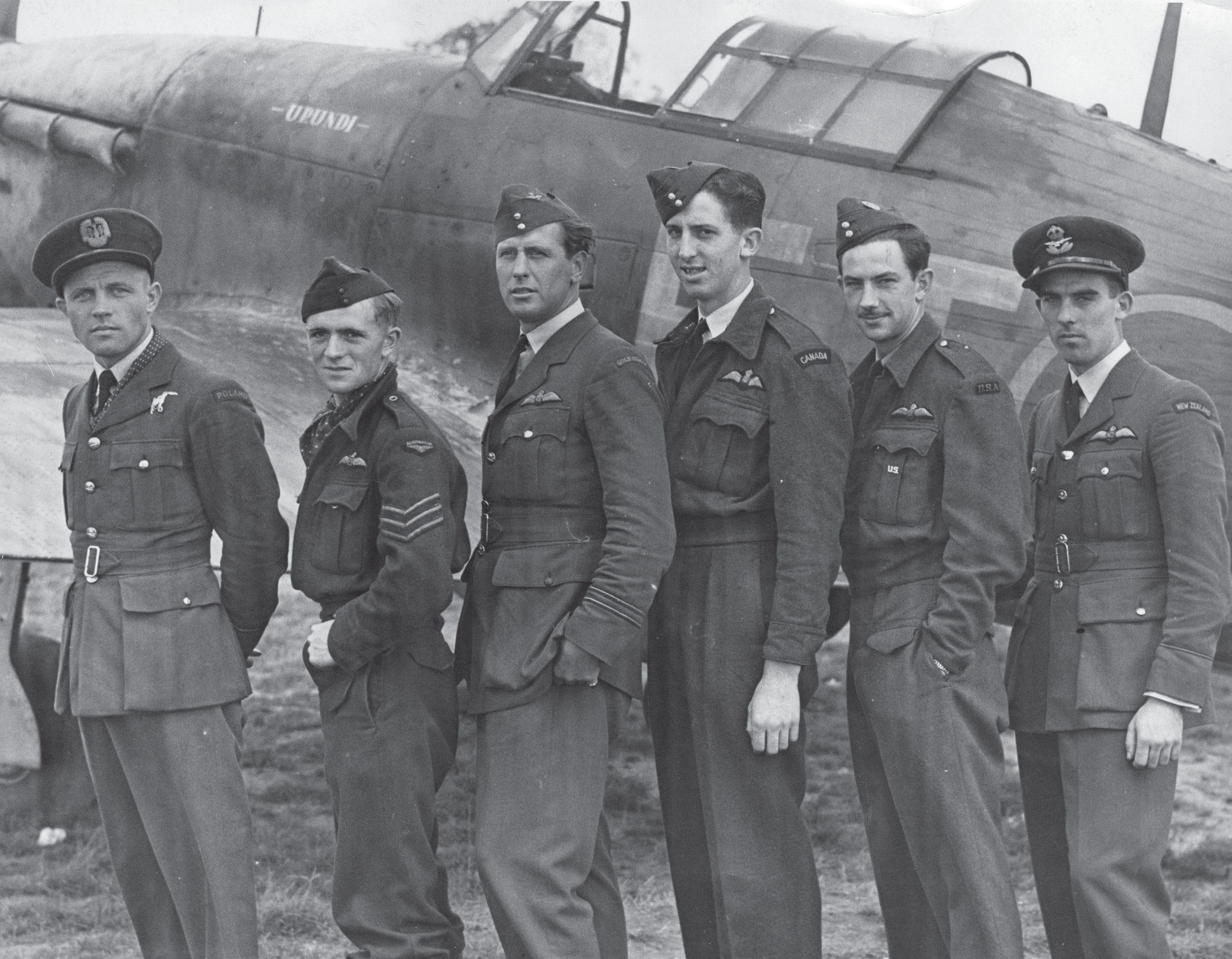 Lotnicy ze wszystkich stron świata, którzy wzięli udział w nalocie na Dieppe przed samolotem Hurricane „Urundi” 43. Dywizjonu w bazie RAF Tangmere, 20 sierpnia 1942 roku. Od lewej do prawej – ppor. Andrzej Malarowski z 317. Dywizjonu Myśliwskiego, piloci z Australii, Złotego Wybrzeża (obecnie: Ghana), Kanady, USA i Nowej Zelandii.