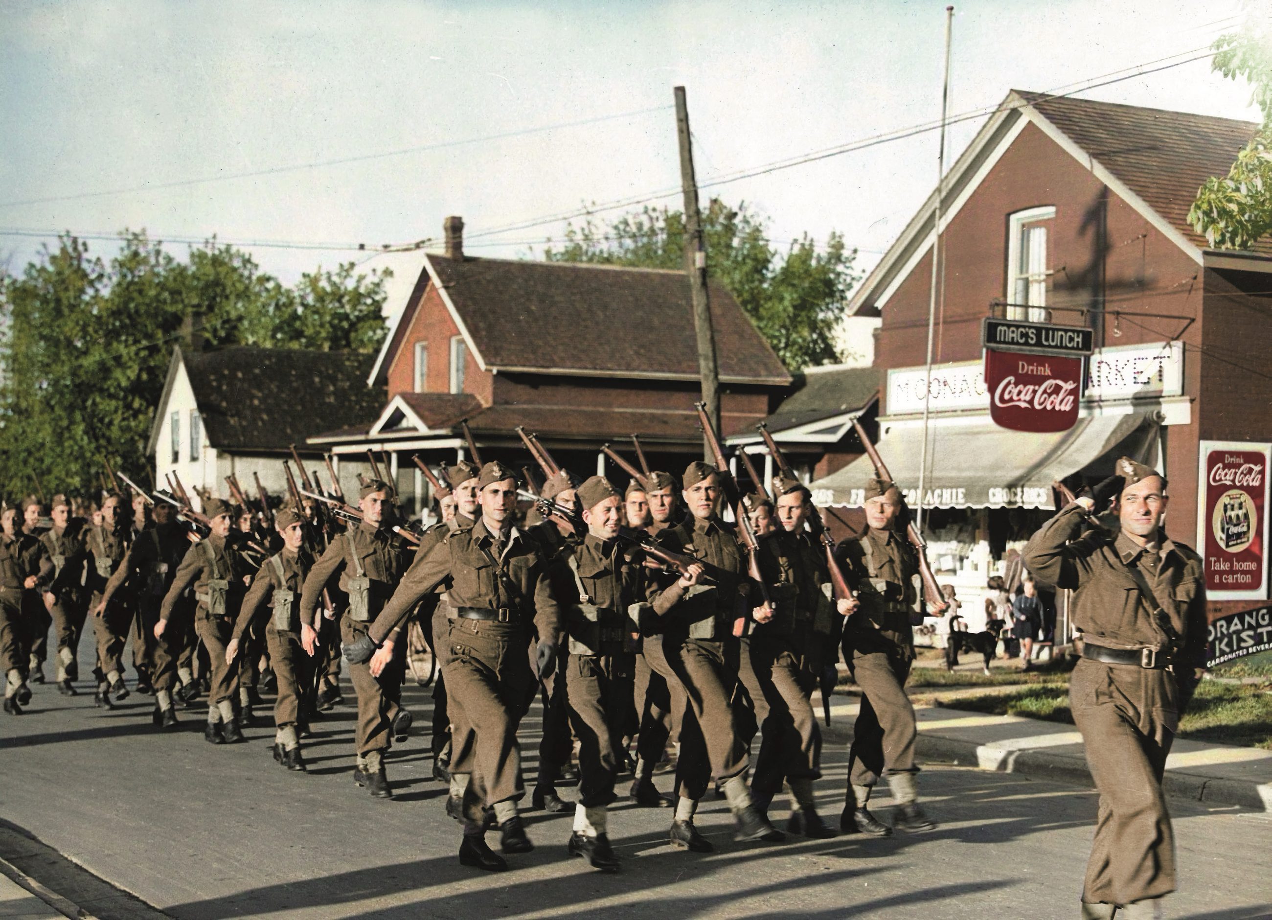 Ochotnicy w Obozie Kościuszki w Owen Sound. Dziewięciuset dwóch żołnierzy szkoliło się w nieczynnej fabryce mebli, w hrabstwie, w którym w spisie powszechnym ujęto pięćdziesięciu trzech Polaków.