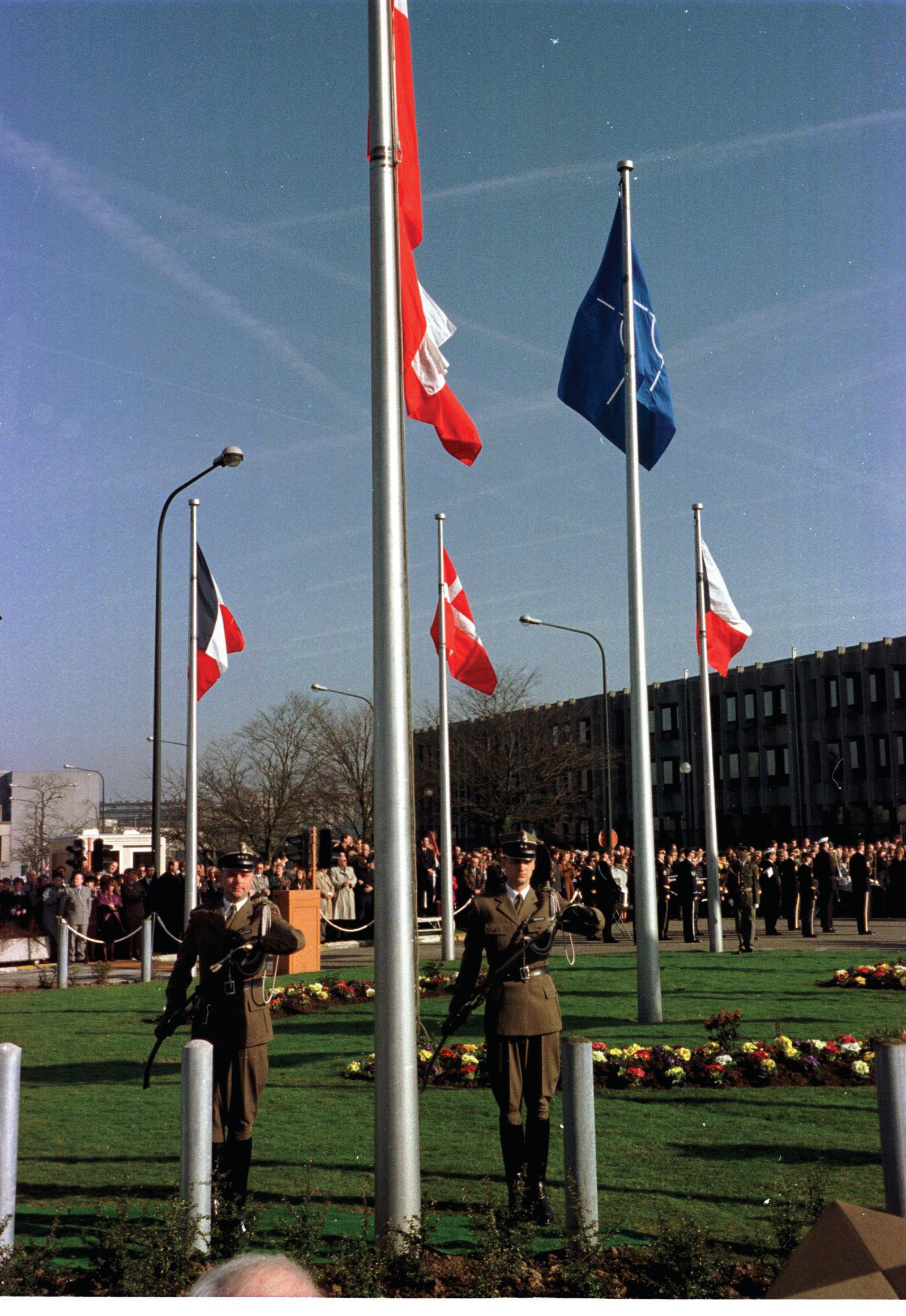 Wciągnięcie polskiej flagi na maszt przed siedzibą NATO w Brukseli, marzec 1999 roku. Czternaście miesięcy wcześniej Kanada jako pierwsze Państwo ratyfikowała akcesję Polski do NATO.