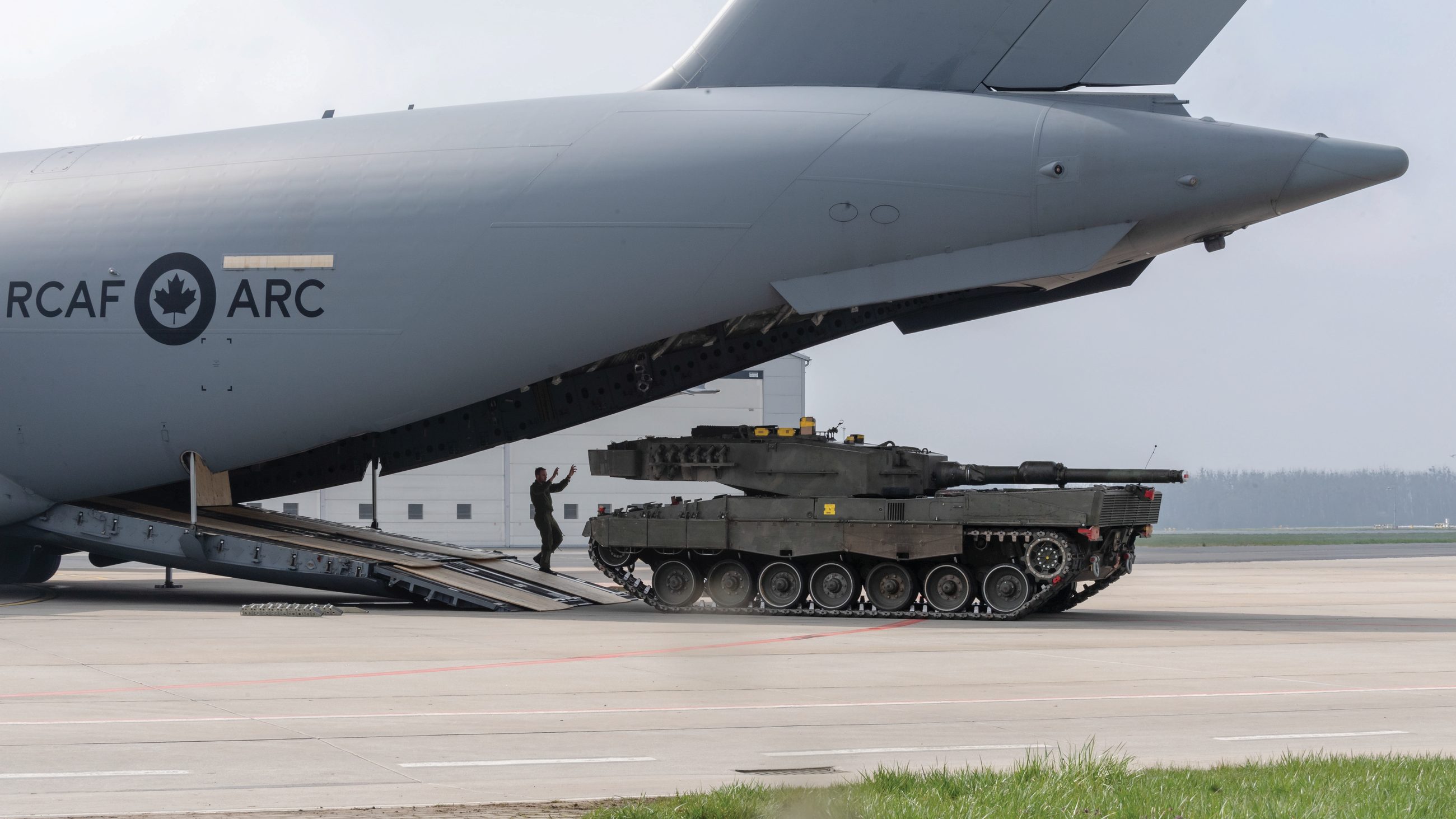 Sojusznicze wsparcie dla Ukrainy. Kanadyjski samolot Globemaster dostarcza czołg Leopard 2 do Polski, kwiecień 2023 roku. Kanada przekazała 50 milionów dolarów na rzecz Centrum Serwisowo - Logistycznego czołgów Leopard 2 w Polsce, które zajmuje się konserwacją i przechowywaniem czołgów Leopard 2 przekazanych Ukrainie przez Kanadę i innych sojuszników.