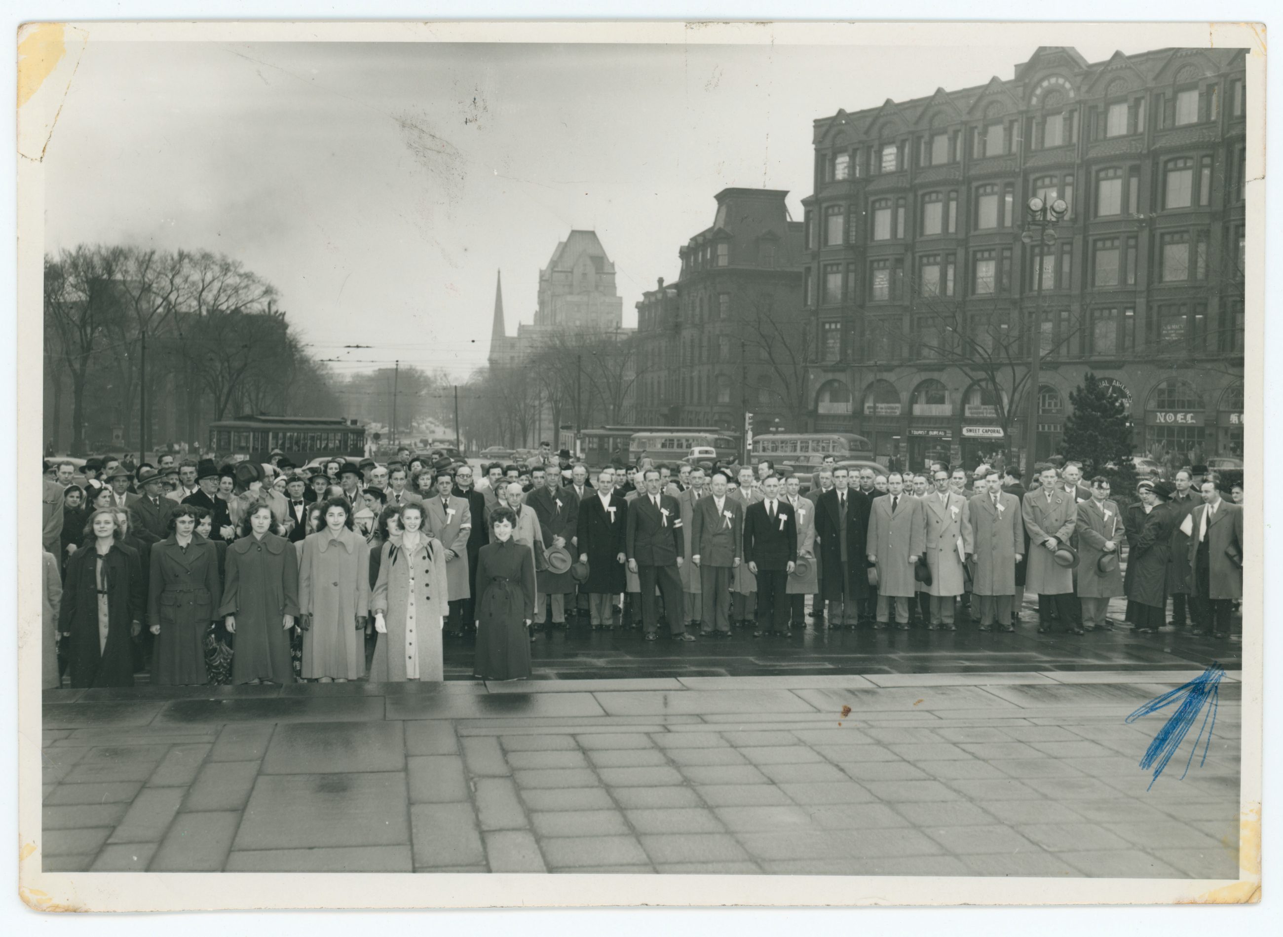 Zdjęcie grupowe delegatów Walnego Zjazdu SPK w Ottawie, 1953 r. Widok z Pomnika Wojennego na stronę południową.