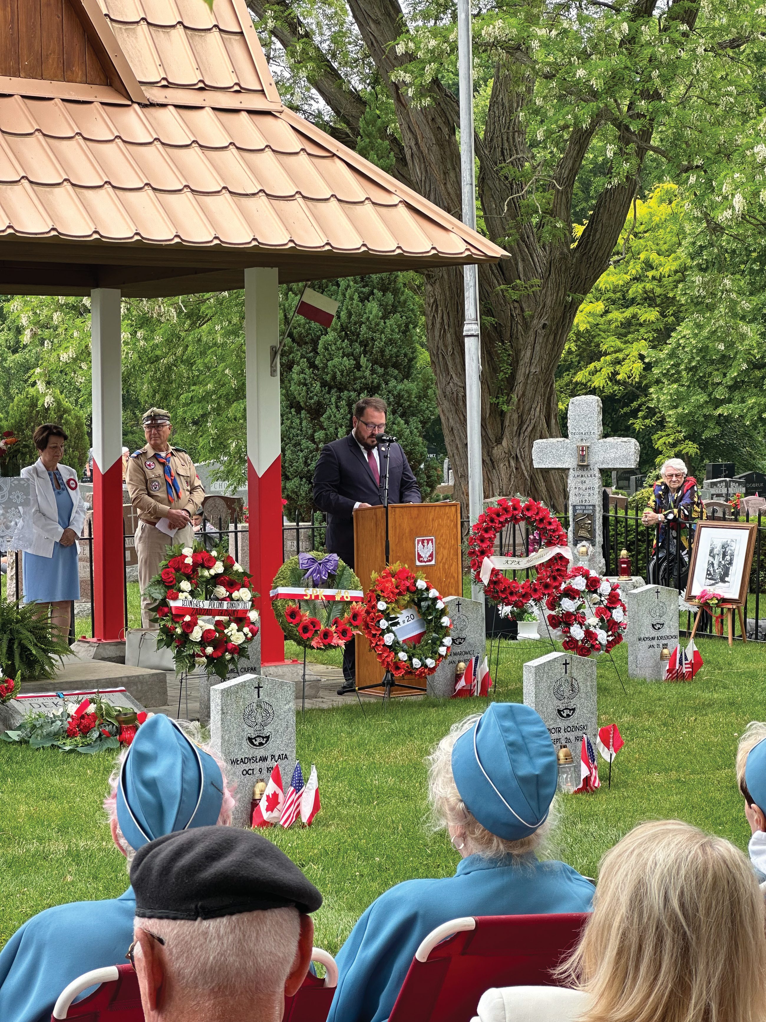 Prezes KPK Dominik Roszak przemawia podczas corocznych uroczystości na Cmentarzu Hallerczyków w Niagara-on-the-Lake, Czerwiec 2025 r.